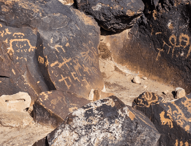 5,000-Year-Old Petroglyphs Are Being Slowly Eroded By Desert Fungi and Lichen
